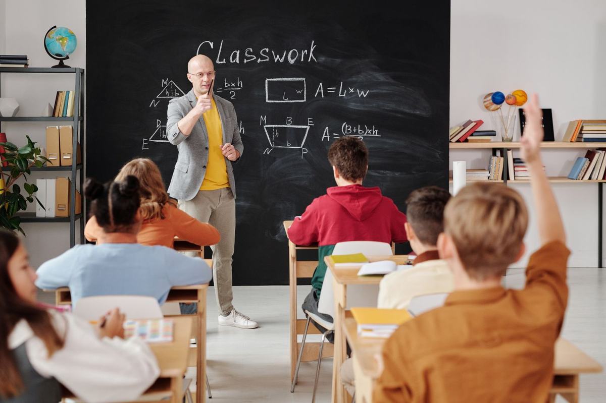 Docent fent classe davant d’un grup d’alumnes